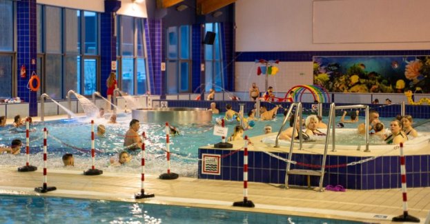 CRW Dolinka w Elblągu oferuje pływanie, strefę saun, jacuzzi oraz zajęcia gimnastyki wodnej. Obiekt jest czynny codziennie od 6:00 do 22:00.