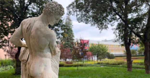 Zabytkowy pomnik Tezeusza zmienił lokalizację i stanął blisko figury Achillesa w Elblągu. Urząd Miejski nie podał, kiedy przeprowadzono przeniesienie.