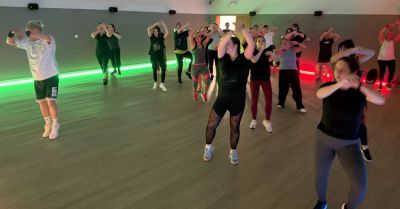 Zumba w dwóch grupach, cztery razy w tygodniu